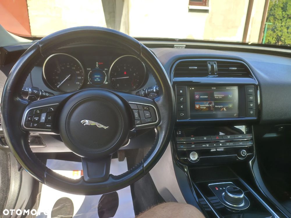 Jaguar XE 2.0 T Prestige - 10