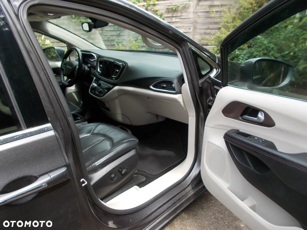 Chrysler Pacifica - 16