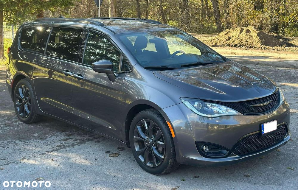 Chrysler Pacifica - 1