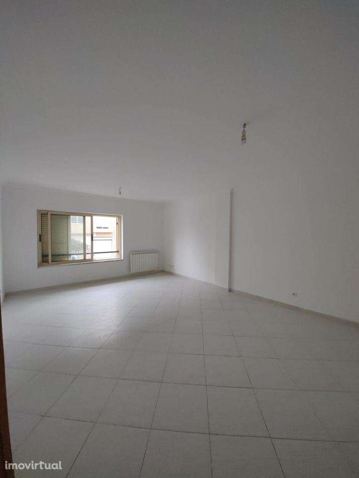 Apartamento T2 com parqueamento e arrumo - Grande imagem: 2/9