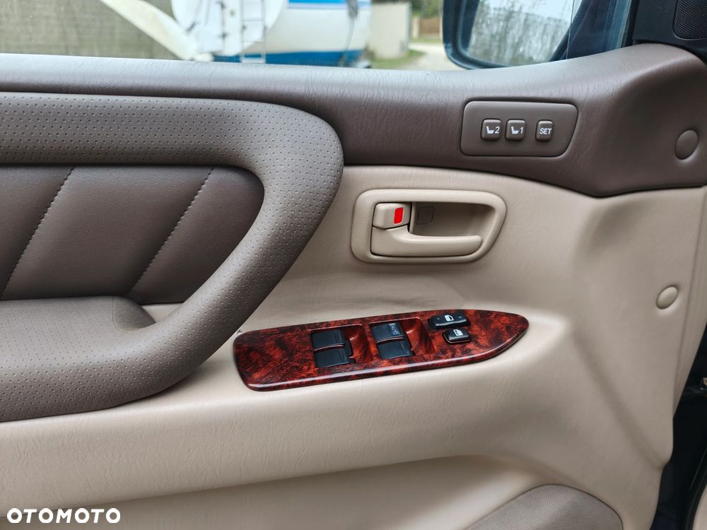 Toyota Land Cruiser - 12