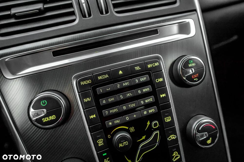 Volvo XC 60 2.4D AWD R-Design - 32