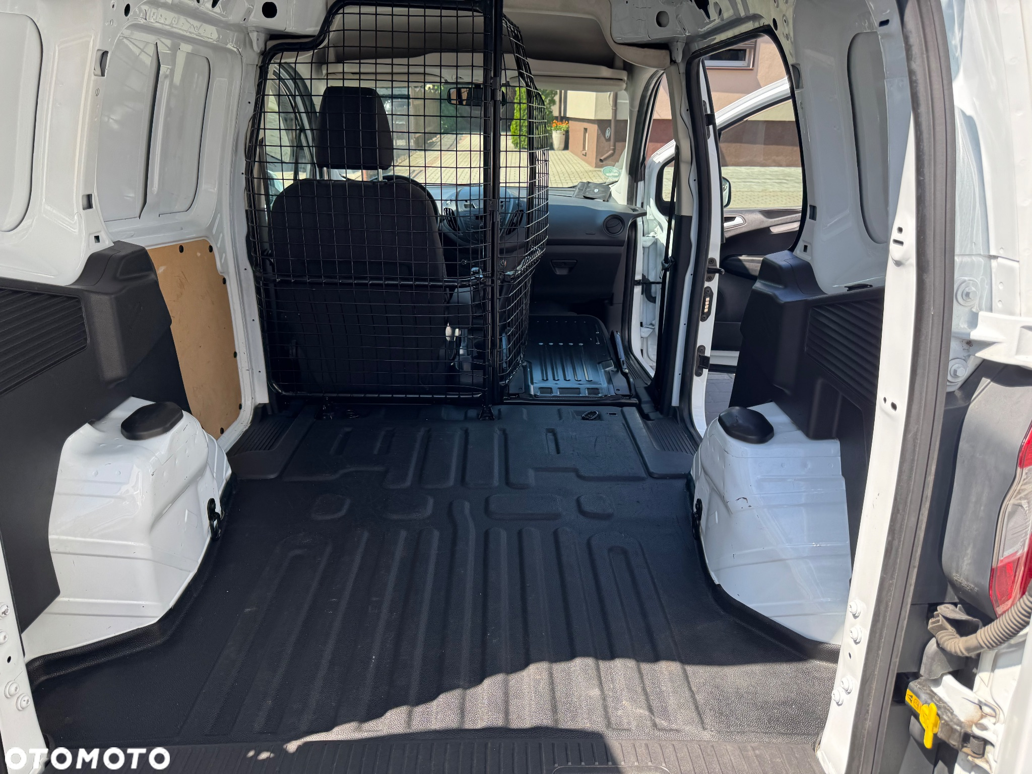 Ford Transit Courier - 11