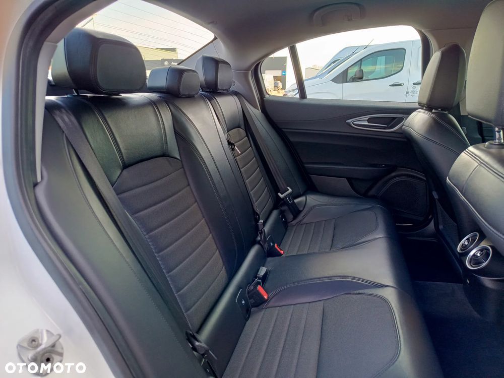 Alfa Romeo Giulia - 16