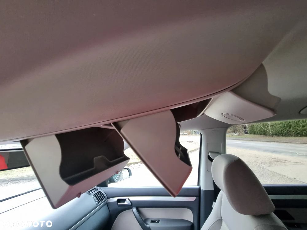 Volkswagen Touran 2.0 TDI Highline - 35