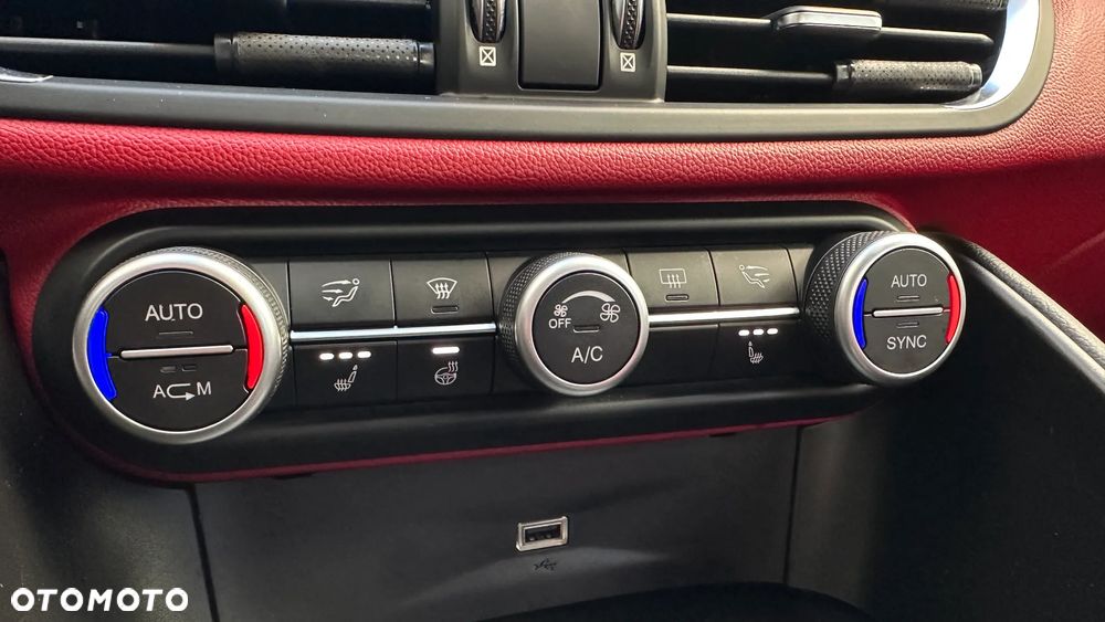 Alfa Romeo Giulia 2.0 Turbo 16V AT8-Q4 Veloce Ti - 23