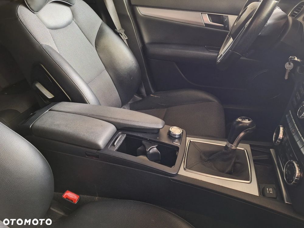 Mercedes-Benz Klasa C 180 CGI BlueEFFICIENCY Avantgarde - 11