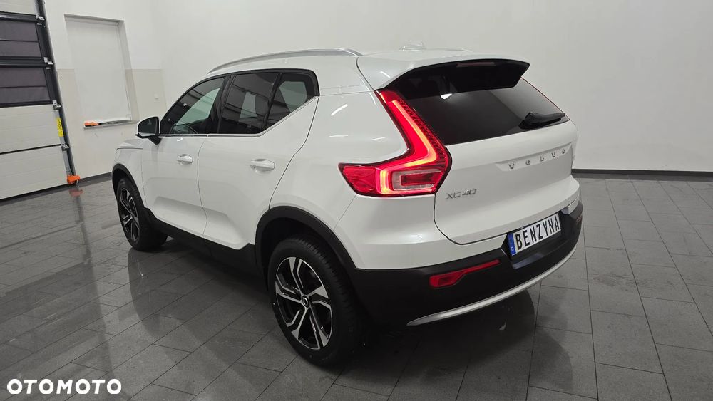 Volvo XC 40 B3 B DKG Ultra Black Edition - 4