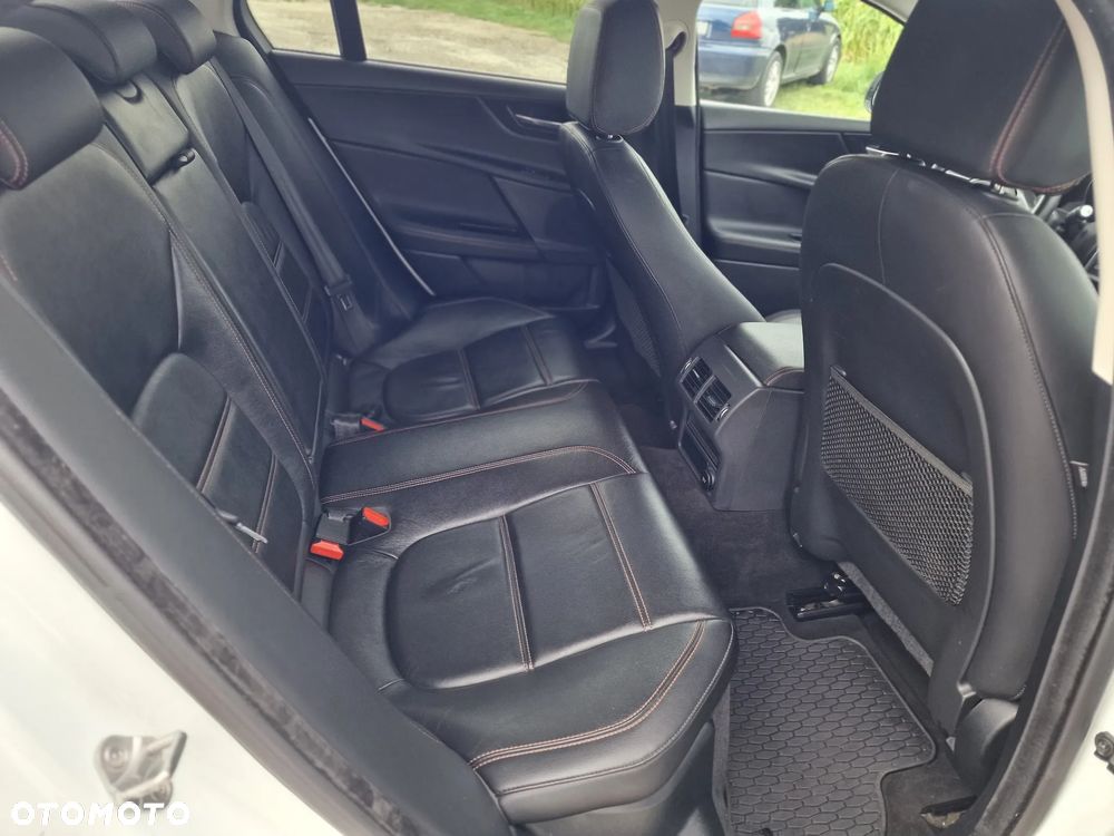 Jaguar XE 20d AWD R-Sport - 23
