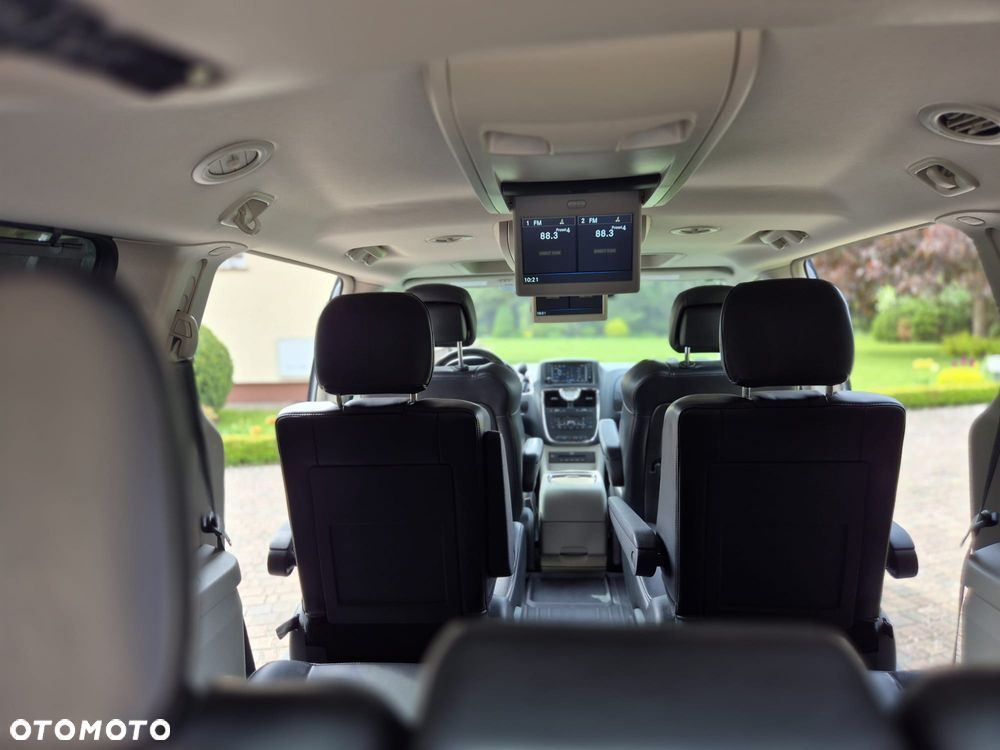 Chrysler Town & Country - 9