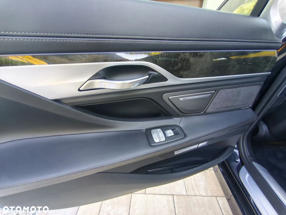 BMW Seria 7 750Li xDrive - 16