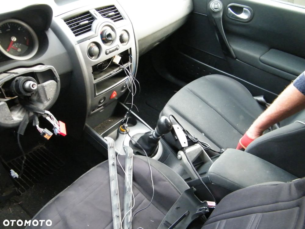 Renault Megane II (02-05r.) 1.9D 115KM. Silnik F9Q 800 Skrzynia ND0 001 lakier OV369 – ICE WHITE BC. Cały na części GWARANCJA !!!  Przód Tył Zestaw Komplet Drzwi Klapa Zderzak Błotnik Maska Grill Atrapa Szyba Pas Lampa Lusterko Boczki Fotel Kanapa Kokpit Deska Rozdzielcza Przełącznik Włącznik Sterownik Przewody Wiązka Instalacja Moduł Komputer Czujnik Listwa Pompa Alternator Wtryski Głowica Rozrusznik Kompresor Sprzęgło Dwumas Silnik Skrzynia ABS Klimatyzacji Paliwa Wspomagania Kolektor Turbina Przepustnica Zawór Chłodnica Koło Hak Belka Sanki Zawieszenie Mcpherson Półoś Amortyzator Wydech Tłumik Zacisk Most - 4