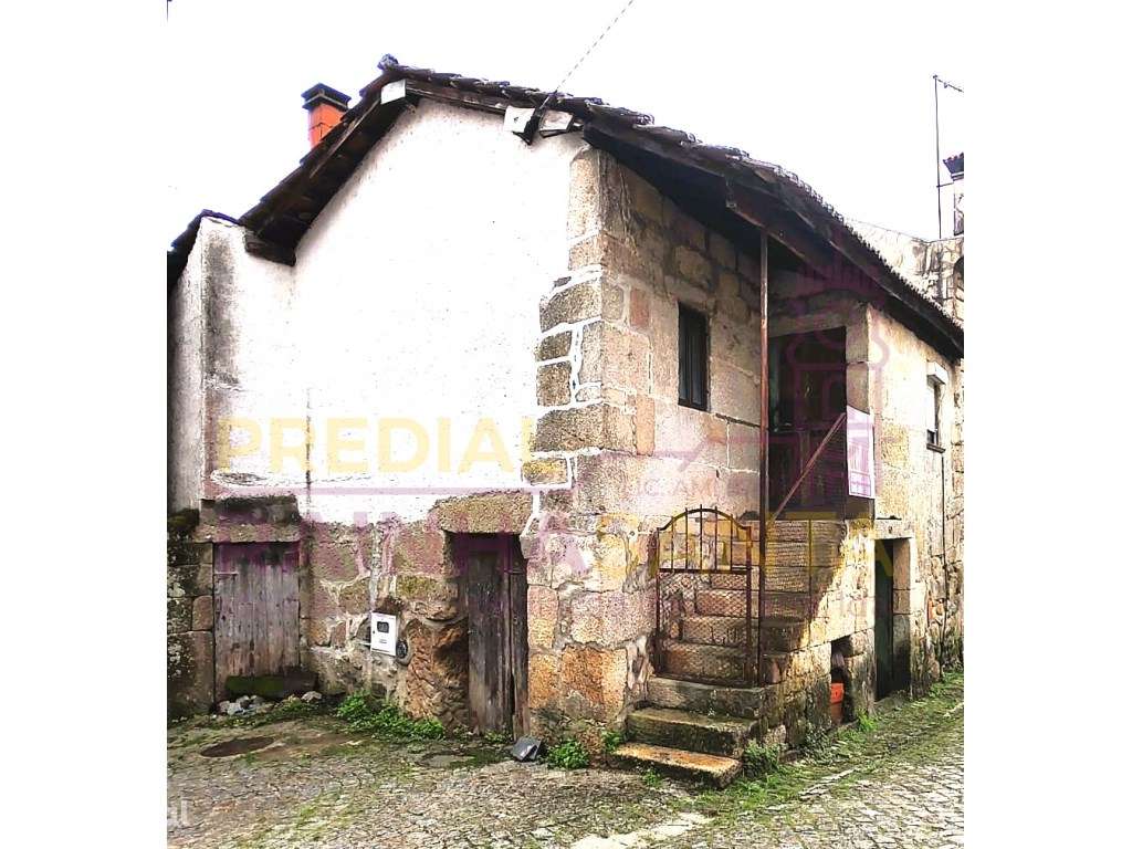 Moradia em pedra de granito com logradouro - Tem 2 entradas - Grande imagem: 2/15