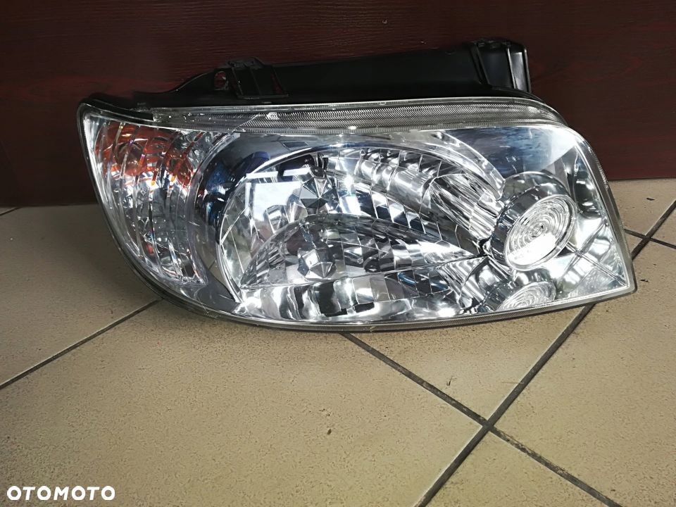 Hyundai Matrix PRAWY REFLEKTOR EUROPA - 1