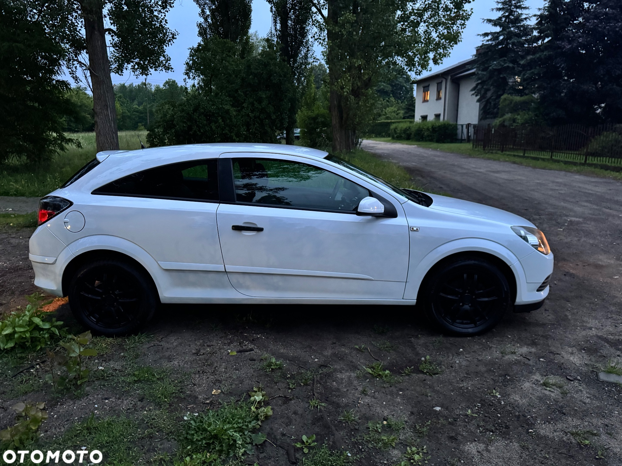 Opel Astra GTC 1.6 Black&White - 4