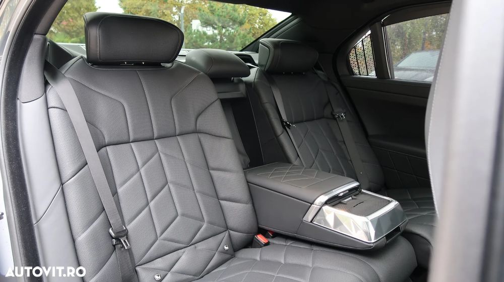 BMW Seria 7 740d xDrive MHEV - 19