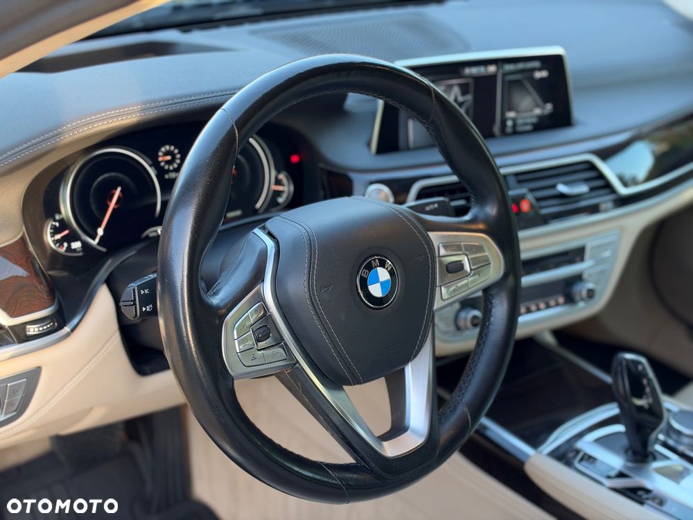 BMW Seria 7 750i xDrive - 23