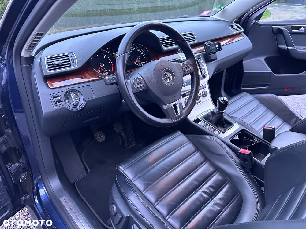 Volkswagen Passat 2.0 TDI Highline - 16