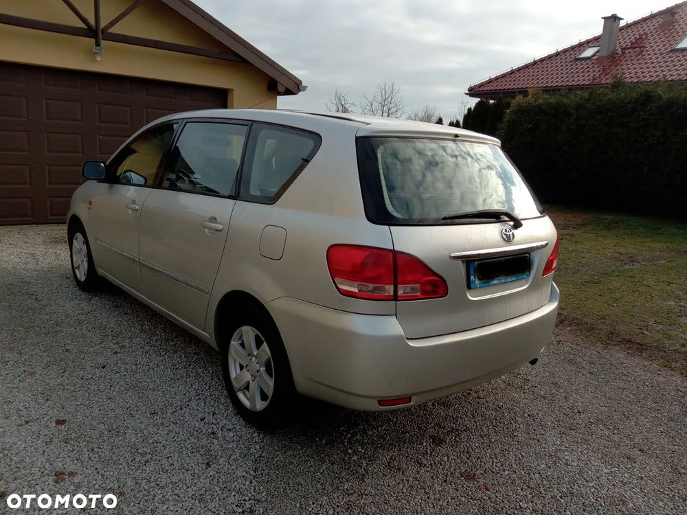 Toyota Avensis Verso - 2