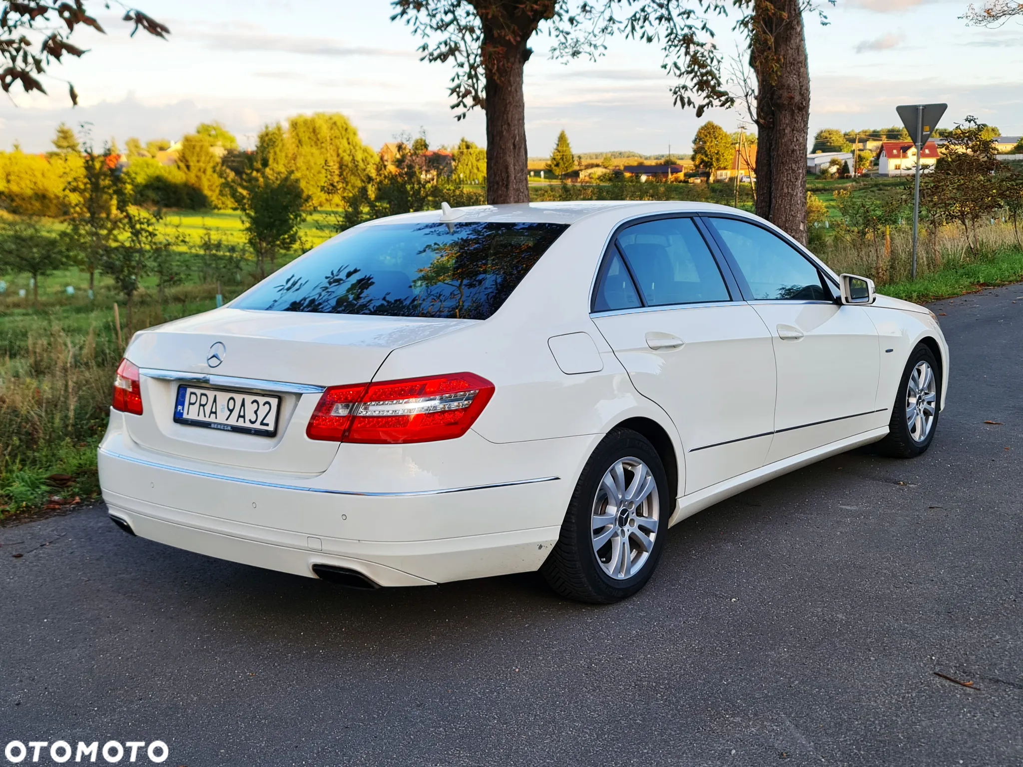 Mercedes-Benz Klasa E 200 CGI BlueEffICIENCY Avantgarde - 3