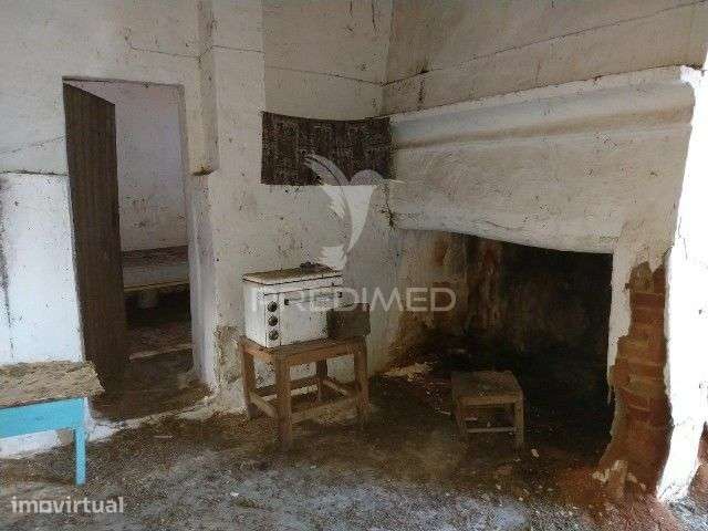 Casa de rés-do-chão, localizada em aldeia do concelho de Gavião. - Grande imagem: 5/18