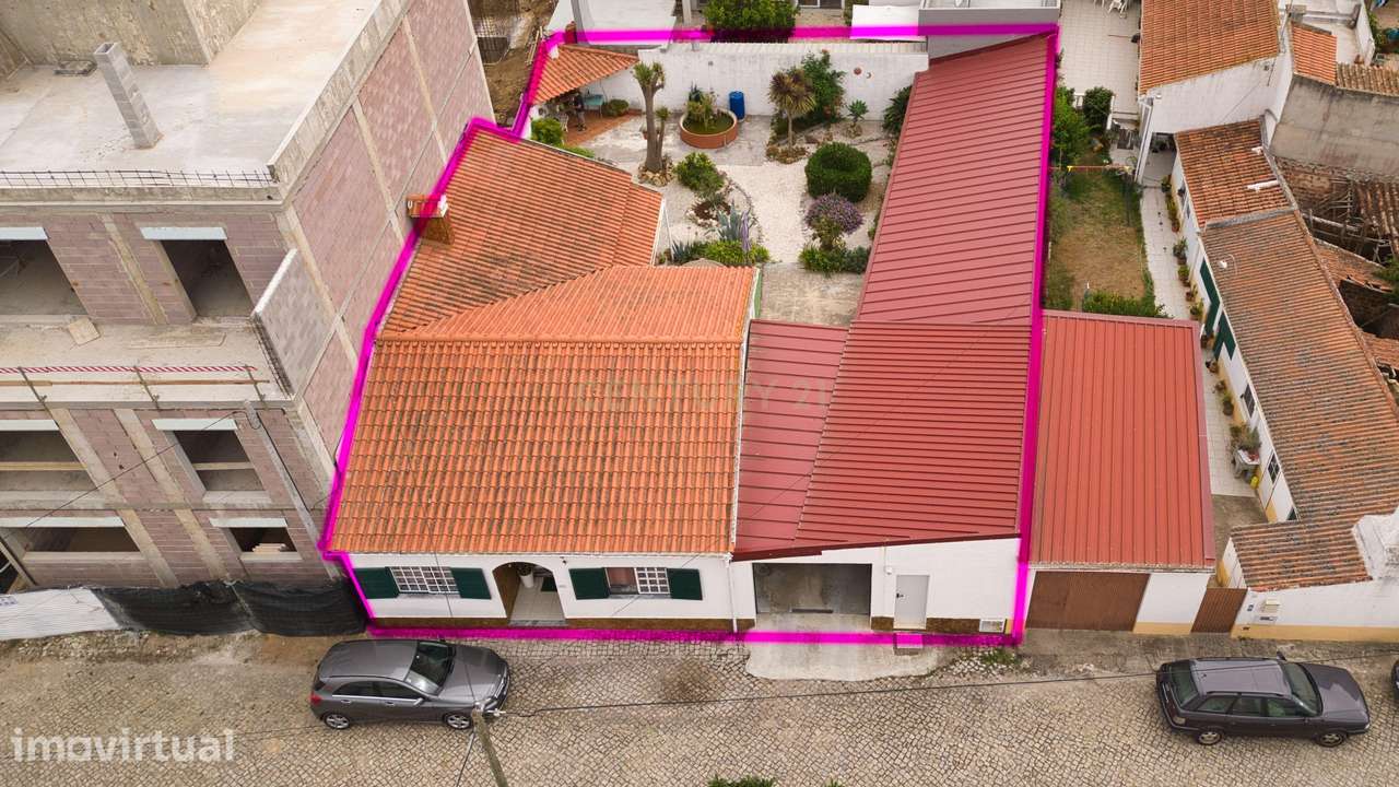 Linda Moradia T2 com Jardim e garagem a poucos kms de Martinho do Port - Grande imagem: 2/34