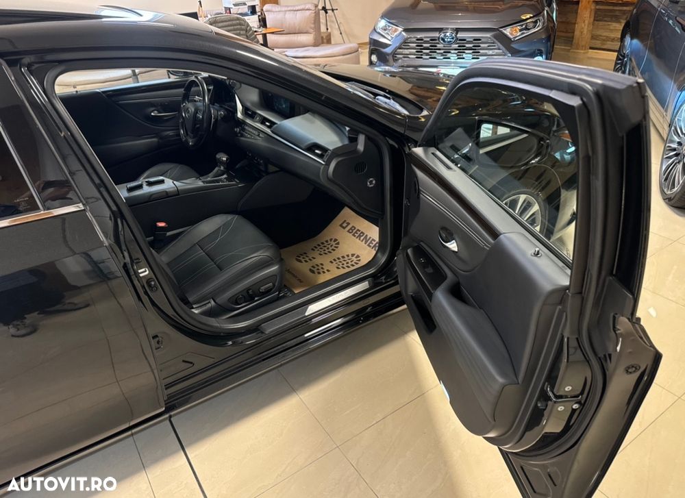 Lexus Seria ES 300h 2.5 TNGA HV 25H- 4X2 CVT Executive - 8