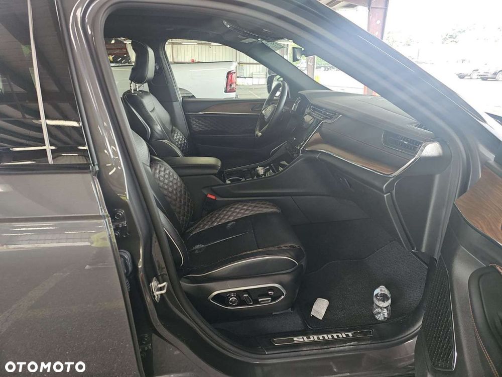 Jeep Grand Cherokee - 16