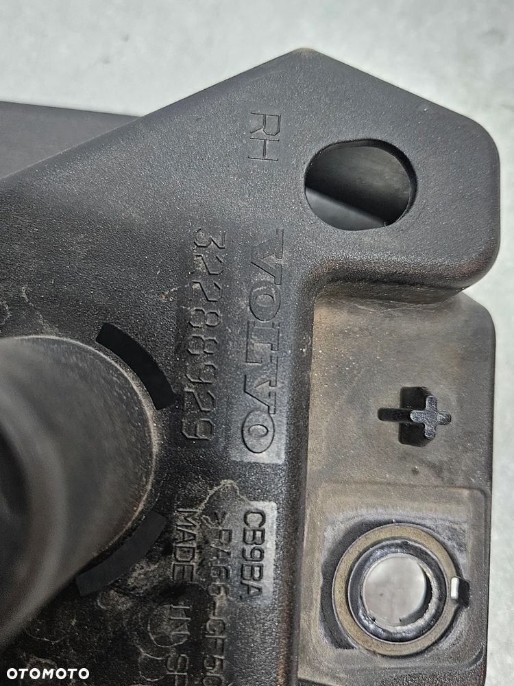 Volvo XC60 mocowanie błotnika prawe - 4