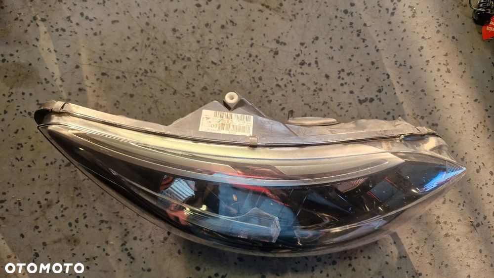 RENAULT CAPTUR 13- LAMPA PRZÓD PRAWA 260105066R - 2