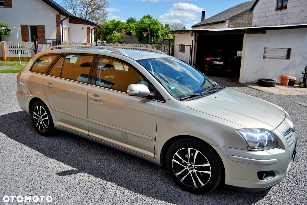 Toyota Avensis 1.8 VVT-i Sol - 1