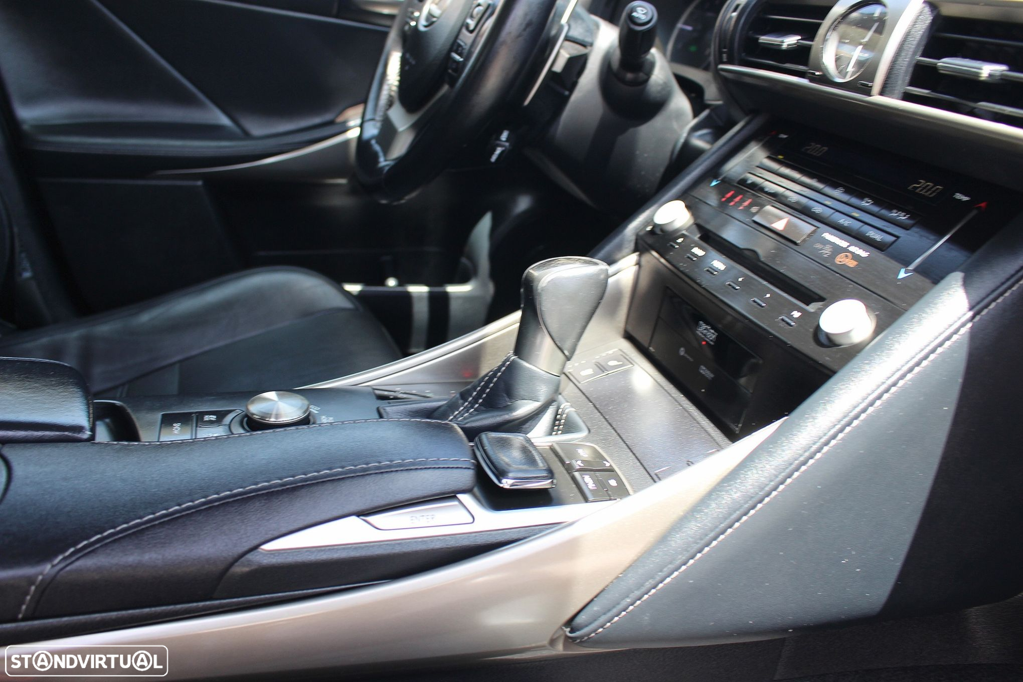 Lexus IS 300H Luxury - 43