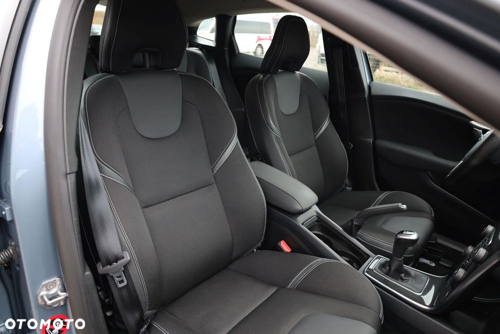 Volvo V40 T2 Momentum - 23