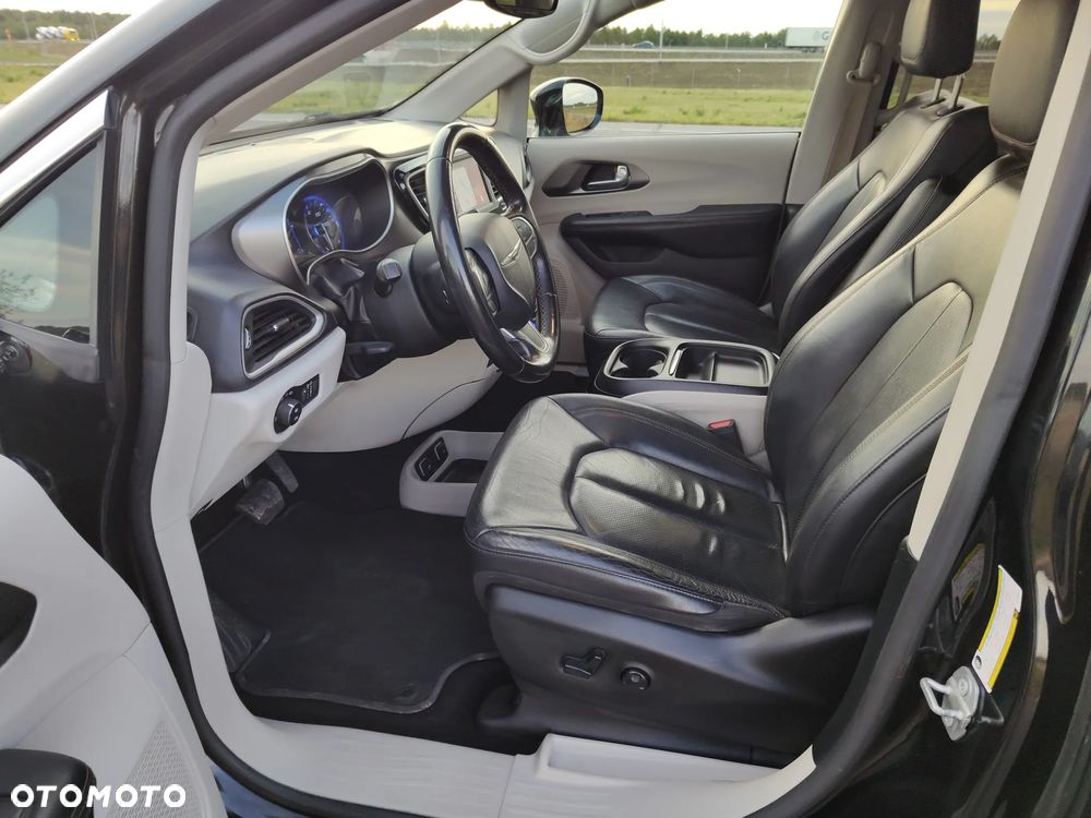 Chrysler Pacifica - 13