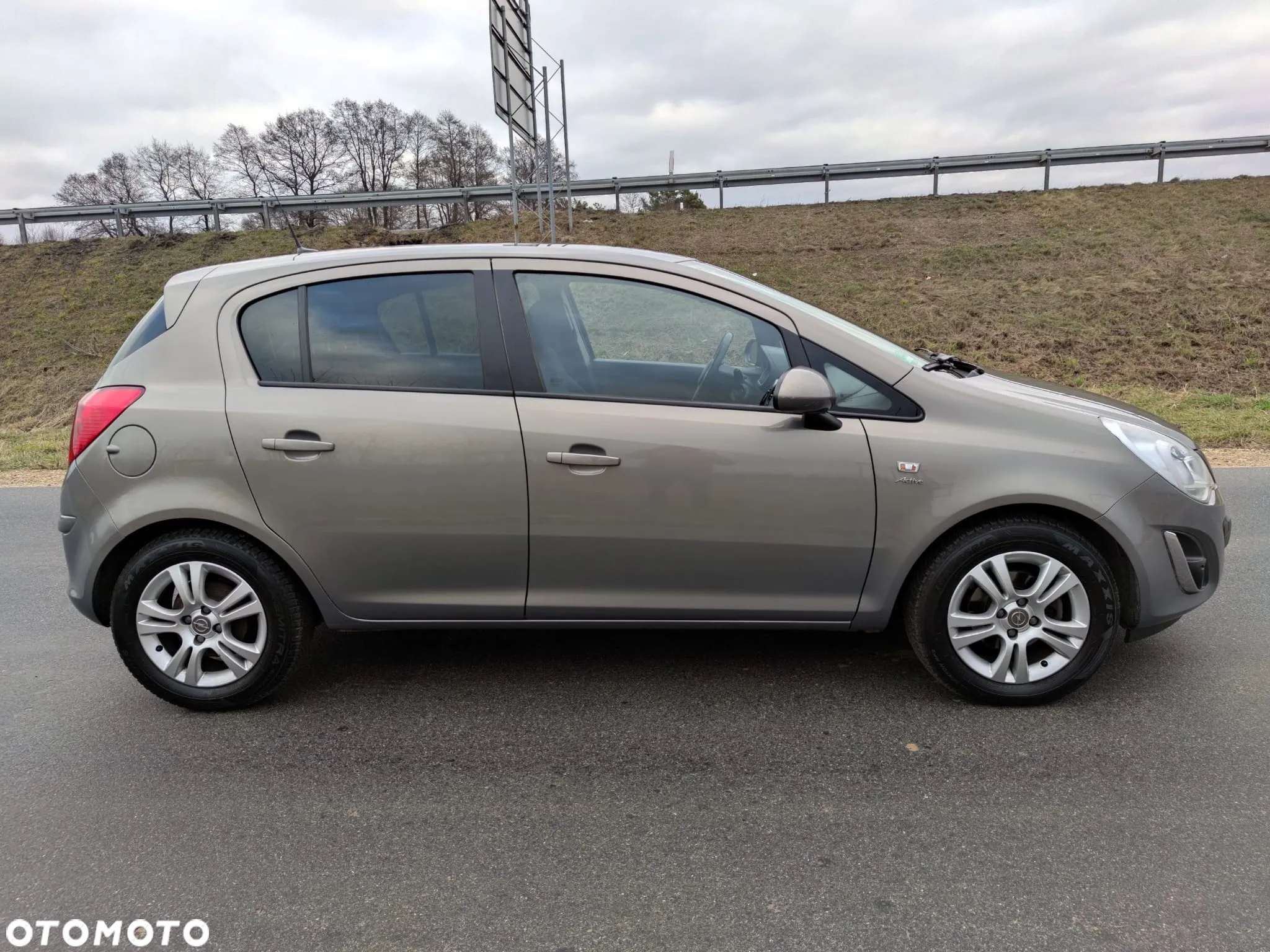 Opel Corsa 1.4 16V Color Edition - 4