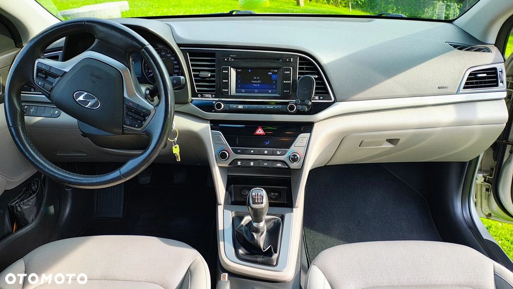 Hyundai Elantra 1.6 Comfort - 13