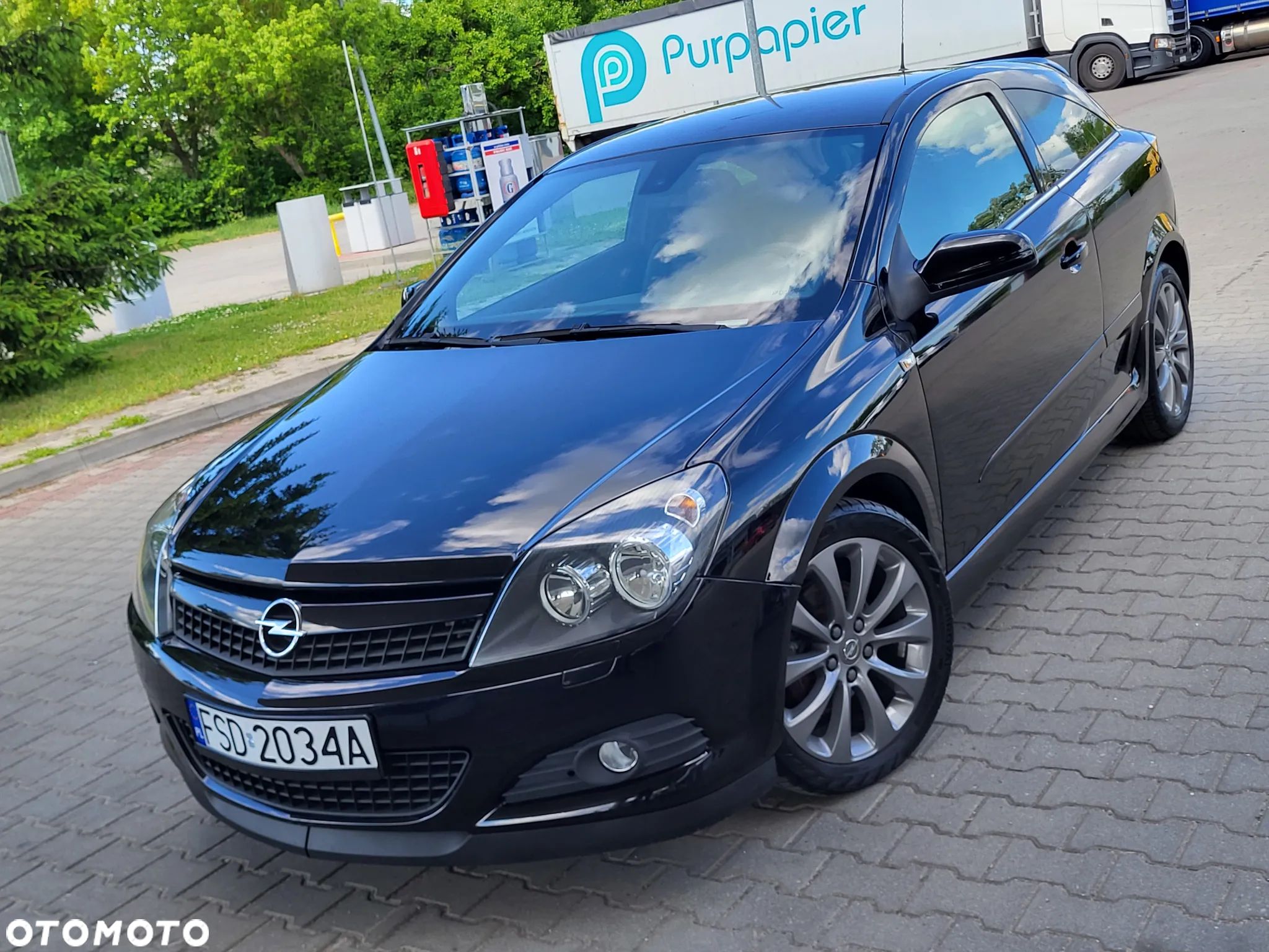 Opel Astra GTC 1.6 Cosmo - 1