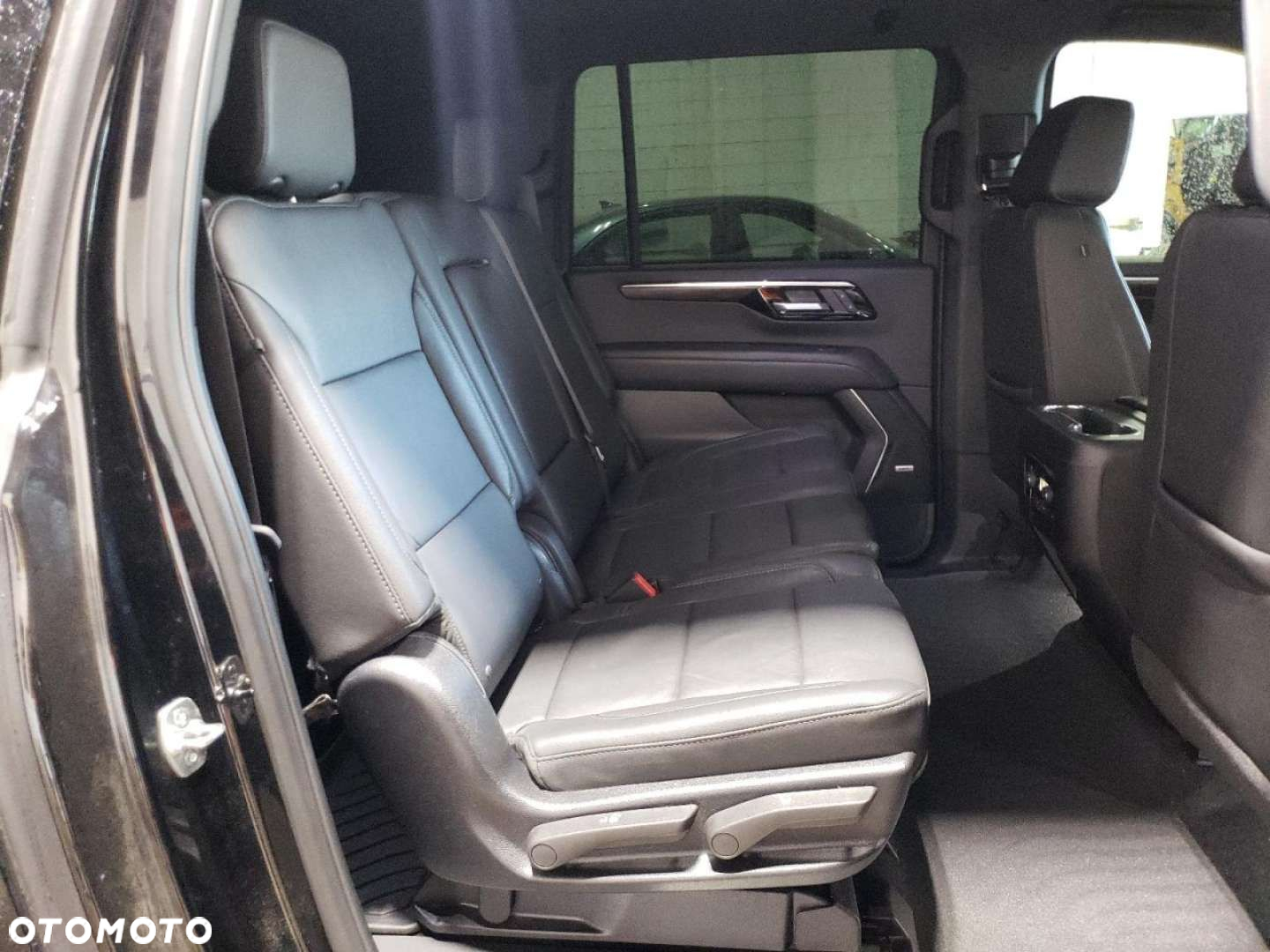Chevrolet Suburban - 12