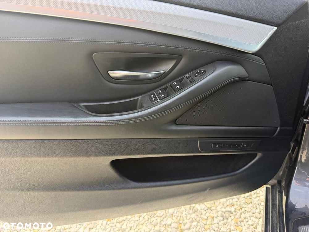 BMW Seria 5 550i xDrive - 28