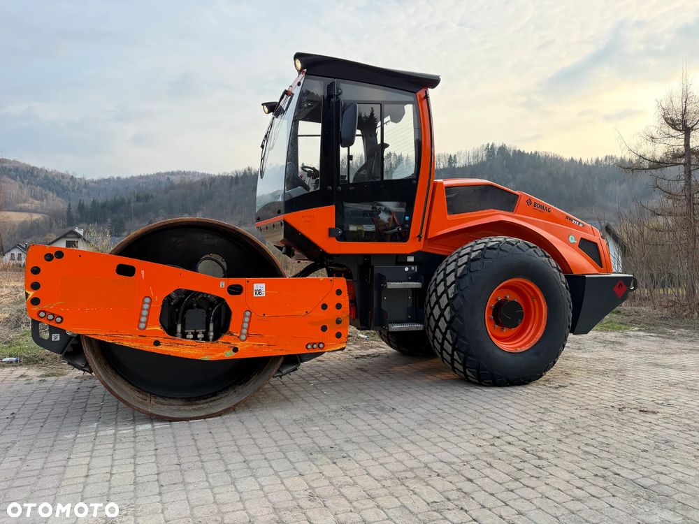 Bomag BW213 D-5 Walec Drogowy Terenowy 15 ton. Import Norwegia 2020 rok. 1050 Mtg. silnik DEUTZ 4cyl. 140 km. Maszyna nie różni się od Nowej z salonu! Klima wentylacja. Serwisy w Dekra AKTUALNE. Zero zniszczeń IGŁA !! Gotowa do długiej pracy. Po dużych serwisach eksploatacyjnych w Norwegii. Walec z Upadłości od pierwszego właściciela. Jego historia od nowosci to jedna robota na stadionie miejskim! Jedyna taka okazja! - 4
