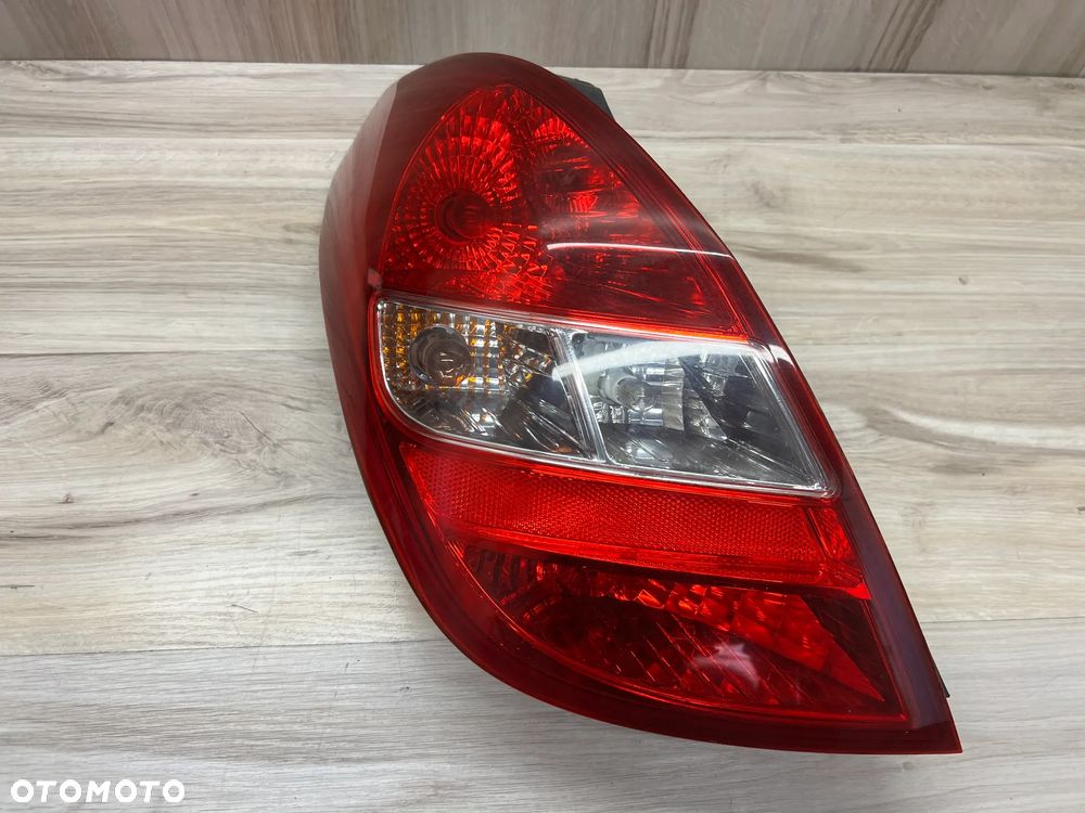 LAMPA TYLNA LEWA HYUNDAI I20 - 2