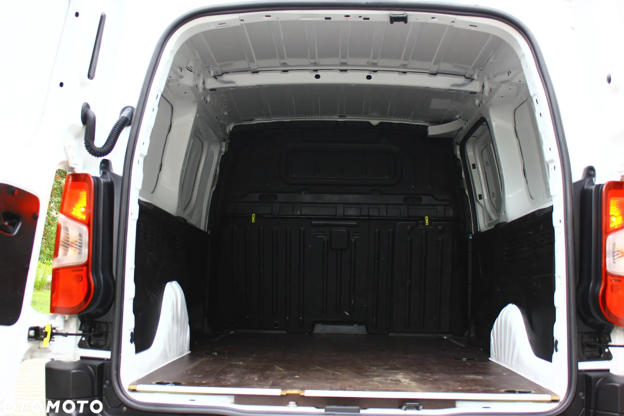Opel Combo 1.5 CDTI 102KM LONG L2 3 OSOBOWY  NAVIGACJA KAMERA COFANIA CLIMATRONIC DWUSTREFOWY - 36