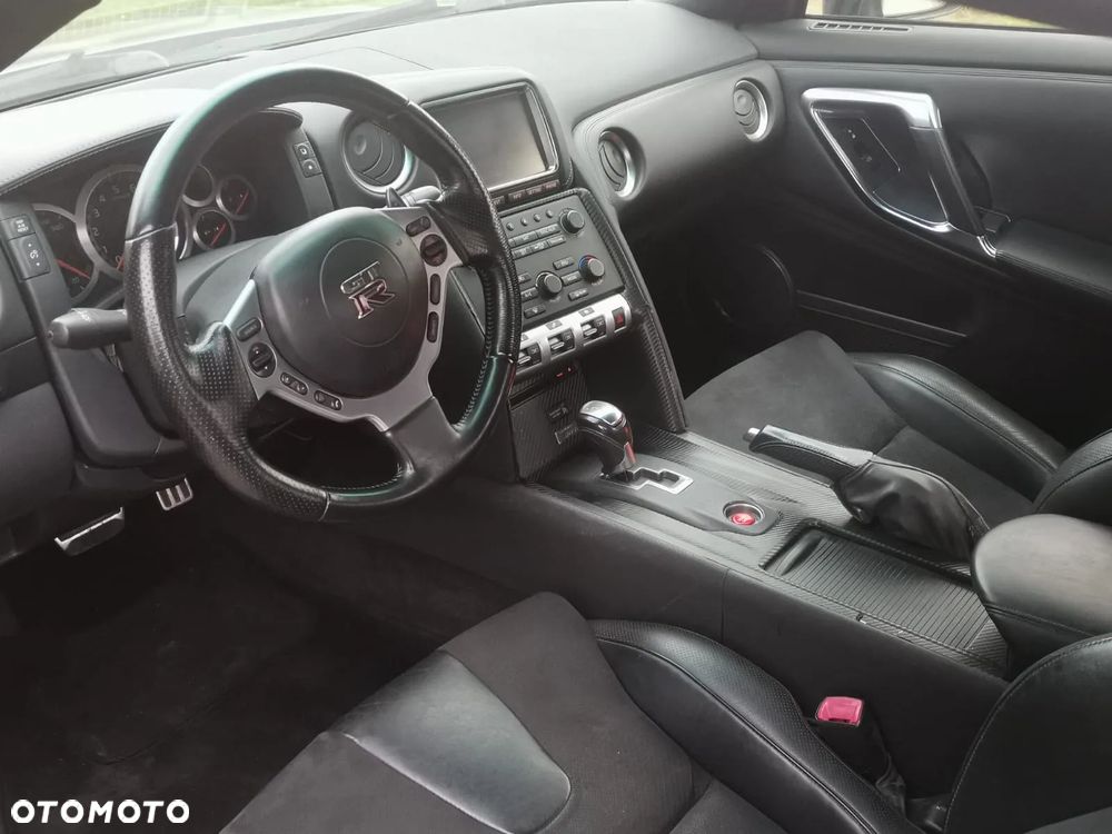 Nissan GT-R - 10