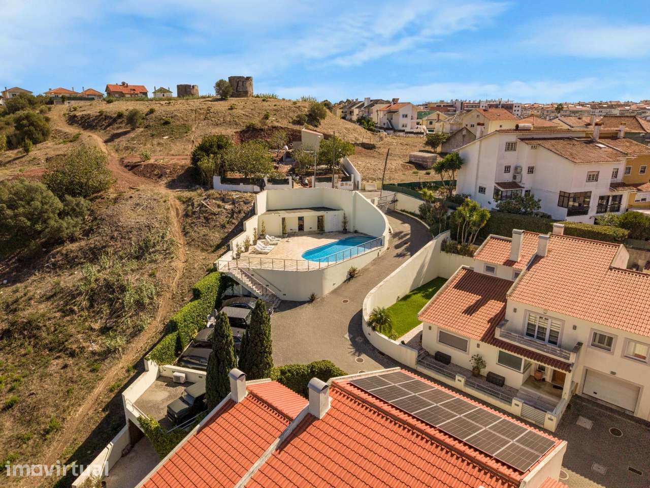 Moradia T4 Renovada em Condomínio Fechado com Piscina | Queijas - Grande imagem: 4/60