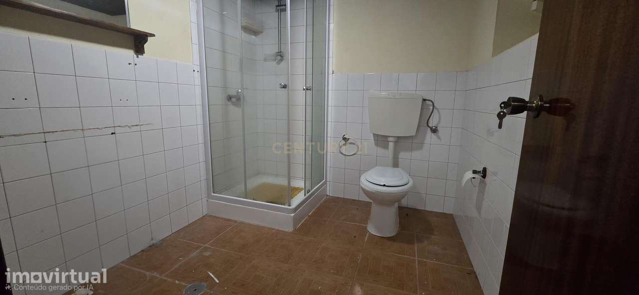 Moradia com potencial para 2 habitações | Investimento | Ribeira Quent - Grande imagem: 4/17