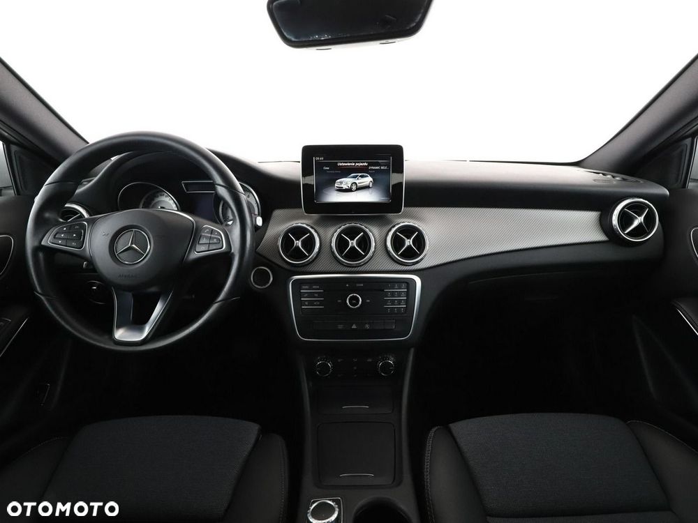Mercedes-Benz GLA 200 7G-DCT - 16