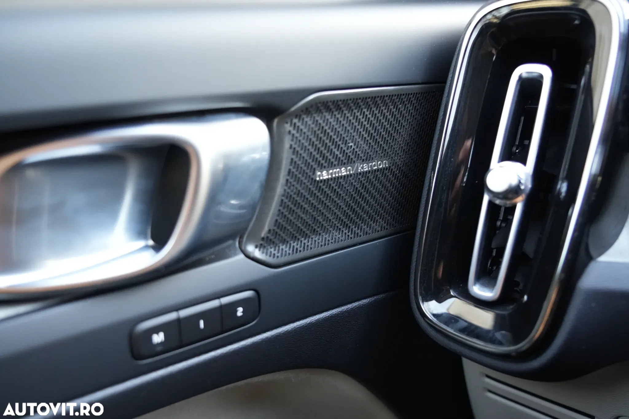 Volvo XC 40 B3 AT FWD MHEV Plus Dark - 16