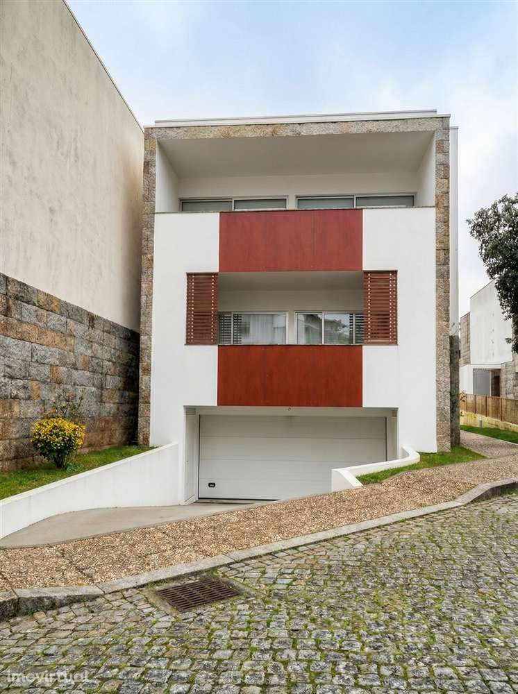 Moradia Geminada T4 Venda em Oliveira do Douro,Vila Nova de Gaia - Grande imagem: 2/9