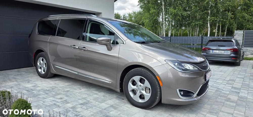 Chrysler Pacifica - 5