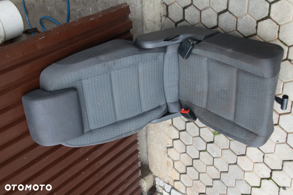 VW TOURAN I Fotel Tylny Środkowy